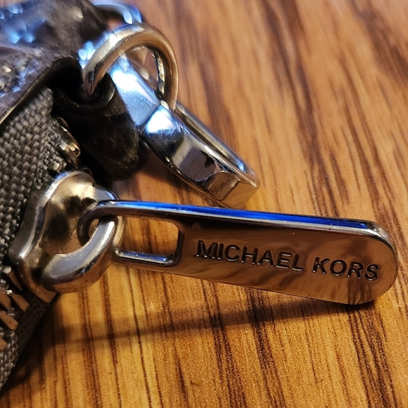 Michael Kors Grey Snakeskin Wristlet Wallet/cell phone carrier - Picture 8 of 12